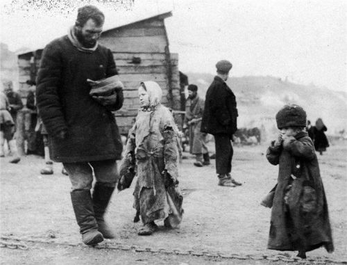 zolotoivek:Starving peasants in Ukraine, 1928.