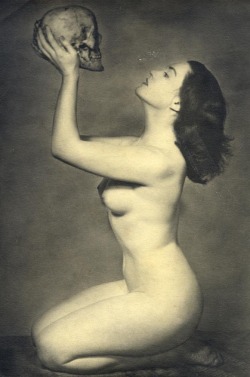 cryssymcfatfat: billyjane:  Etude de nu. Jeune Femme Aux Vanités, c. 1930 by John Everard ***  from Verdeau  