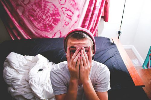iamjustidiot:  É, um dia a gente cansa de ser idiota. Cansa, mas continua sendo.