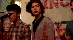 headingto1direction:  harrystyleswhatababe:  fuck my life  WHY HARRY, WHY!!!!   HARRY Y SU MANIA POR EXPLOTAR MIS OVARIOS ¬¬