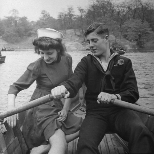 thedarlingchild:teenwaste: a sailor and his date enjoying a day in central park while he is on shore