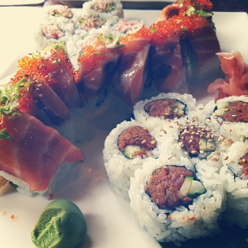 all-i-want-is-sushi: slanderedlife: #lunch #sushi #foodporn (Taken with instagram)