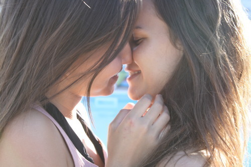 bibiscupcake:  Ridículo é o seu preconceito. Amor é amor! 