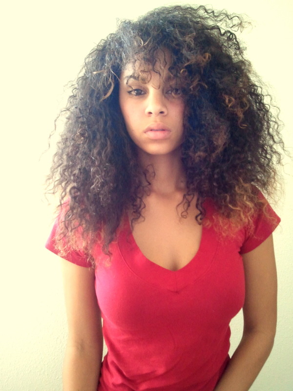 bighairedyella:  messy hair &amp; a basic tee *shrugs*
