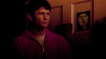 Nathan: O amor é uma merda.Peyton: Nathan..Nathan: Pense sobre isso. Dan e Karen,