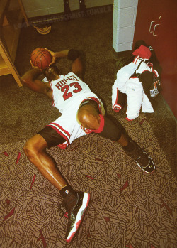 spkrboxxxisblackdynomite:  MJ behind the