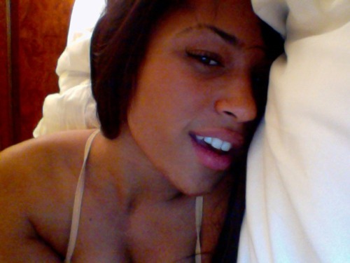 colombolove:  Roll in bed with me   adult photos