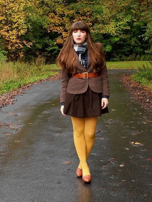 Love them yellow tights with that retro style