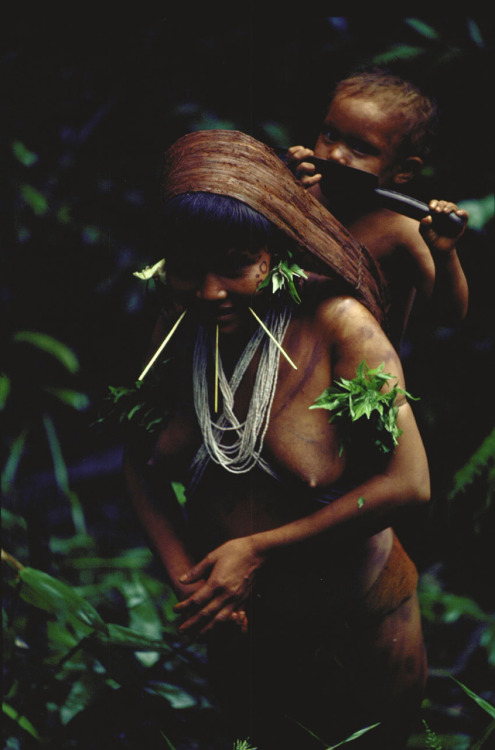 cosmicwolfmama: sapta-loka:  Yanomami Indian mother and child