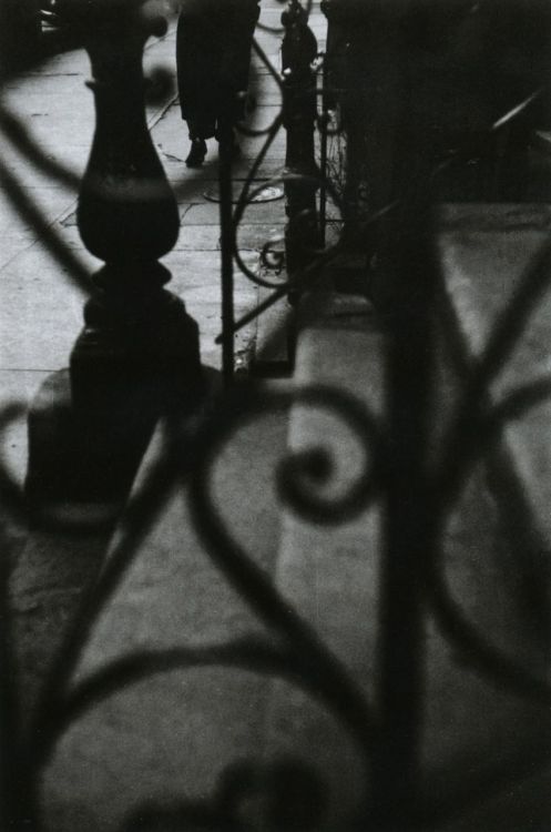 liquidnight:Saul Leiter Walking, circa 1948 From Saul Leiter (Photofile)