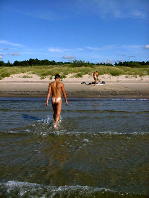 guyzbeach:Follow “Guyzbeach” for pics of real guyz at nude beaches !