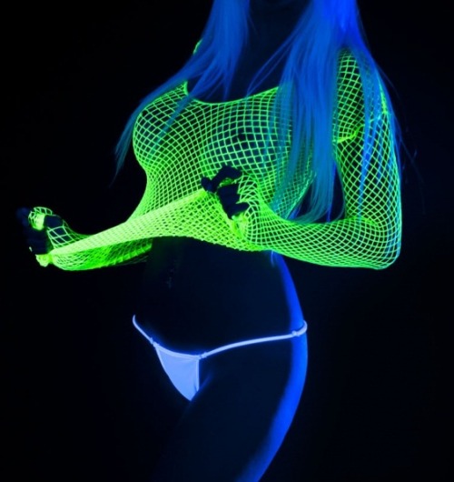 cybercircuitz: metal-maniac-starship-mechanic: neon cybergirl Follow for more corporate approved con