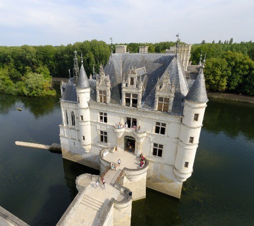 bluepueblo:  Island Castle, Chenonceau, France photo via cica 