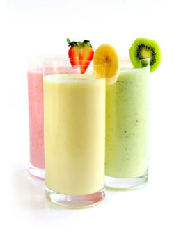 thinnify:  Slimtastic Smoothies: 20 nutritious and delicious smoothie recipes Banana: Blend 2 bananas with &frac12; cup fat-free Greek yogurt, &frac12; cup skim milk, 2 teaspoons honey, 1/8 teaspoon cinnamon, and 1 cup ice. Strawberry Shortcake: blend