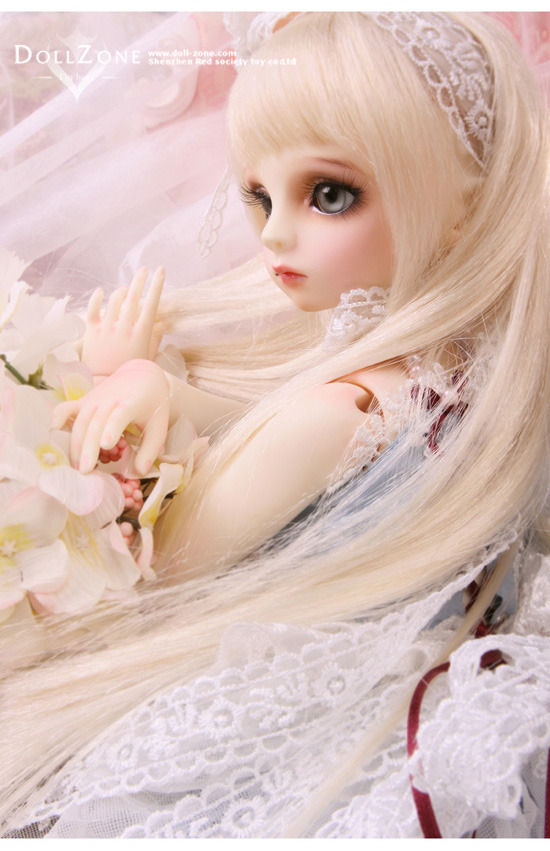 theycallme-charlie:  If I had money, I’d get her. Gahhhh, why do these dolls cost