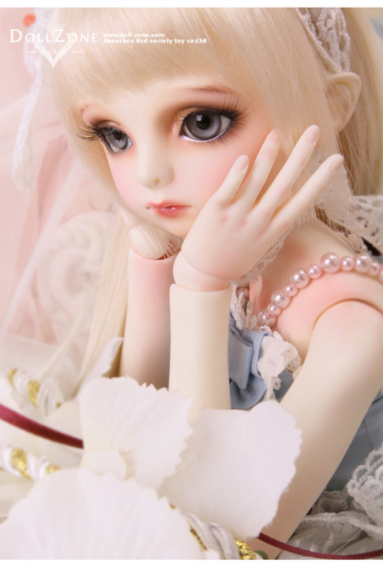 theycallme-charlie:  If I had money, I’d get her. Gahhhh, why do these dolls cost