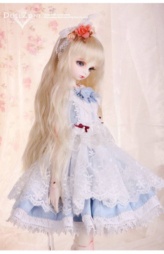 theycallme-charlie:  If I had money, I’d get her. Gahhhh, why do these dolls cost