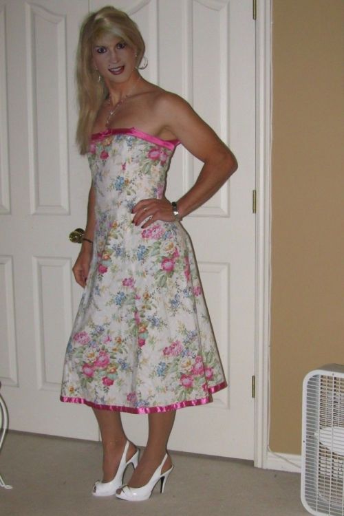vickeecd:That’s a very pretty dress … and she takes it to a level of beautiful, I so lo