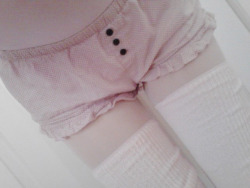 dollymilk:  i love my legwarmers ;.; 