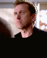 im-wearing-pink:  Lie to Me - Black Friday 2x07 This was completely unnecessary, but it’s one of my favourite moments with these three. 