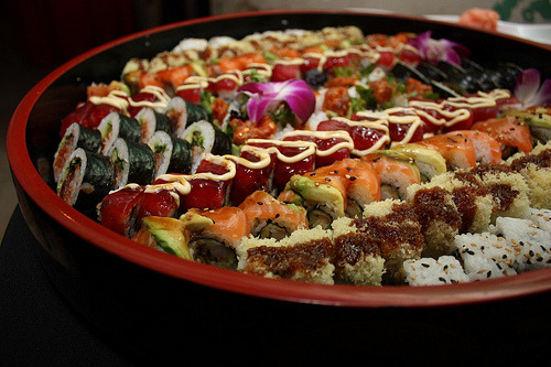 thenommables:  Gorgeous sushi by Chowgirls (by massdistraction) 