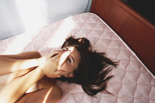 paranoiaadolescente:  A luz do sol vem me acordar de um sonho que passou. E, o dia que vai começar suave me acordou. Me mandou ir atrás do seu sorriso. Ordenou que eu fosse em busca de amor. Me falou que não adianta só sonhar, tenho também que correr