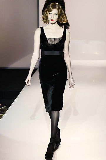 hilary-c:  Jasper Conran Ready-To-Wear Fall 2009 I really like this! So feminine and chic. 