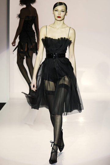 hilary-c:  Jasper Conran Ready-To-Wear Fall 2009 I really like this! So feminine and chic. 