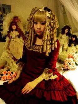 accio-cookies:  mszombi:  wonderfinch:  forever in love with sausage curls.  All these lolita wig companies around these days and not a damn one of them makes a oldschool style sausage curl wig. Oh no, but we can have a thousand variations on the gigantic