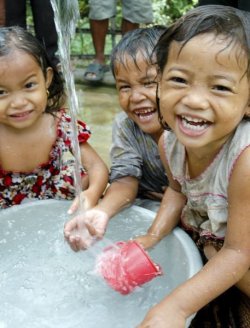 seethebeautyinhersmile:  Children in Ou village, Cambodia show their delight while playing with fresh water at a pumping well. Wells such as this assist poorer communities by not only providing clean drinking water but also reducing the time it takes