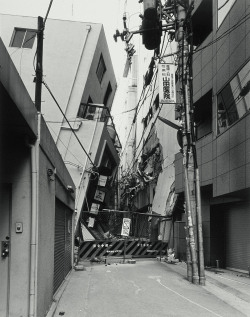 San-no-miya photo by Ryuji Miyamoto, Aftermath series, Kobe 1995