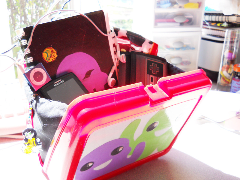 3rror:  r3wr11tt3n:  bl1ndx3no:  secret-soup:  Lunchtop purse for cosplay! Fabric