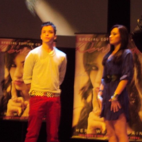 thingsofluar:  rebeldes-sem-regras:  kissesluarforeverandever:  rebeldes-sem-regras:  kissesluarforeverandever:  rebeldes-sem-regras:  kissesluarforeverandever:  rebeldes-sem-regras:   Bê Falcone & Demi Lovato!  impressão minha, ou o biscoito dele