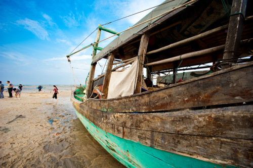 Boat on the beach (BeiHai-China) 2011