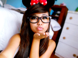 tonyyt:  This Minnie Mouse and her damn DSL’s