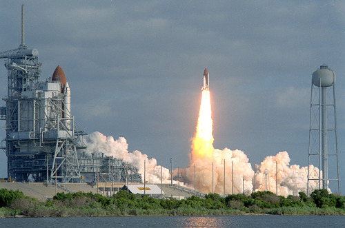 STS-31 launch, 24 April 1990: Space Shuttle Discovery blasts off from launch pad 39-B at Kennedy Spa