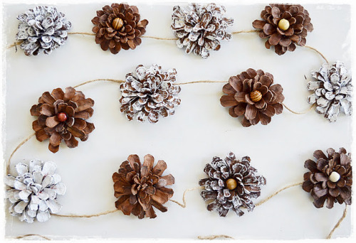 DIY Pine Cone Flower Garland. Pretty for Holidays and you can use it over and over again (my mom has