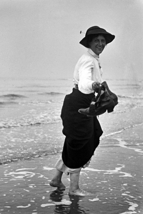 No shoes at the beach?  How scandalous! Victorians Smiling II | HOW TO BE A RETRONAUT