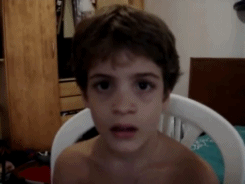 maisumnasociedade:   Antes de ver o video:  Depois de ver o video:  E o pintinho piu ♪♫ E o pintinho piu ♪♫  Lá em casa tinha uma galinha  ♪♫ e a galinha có ♪♫ E o pintinho piu ♪♫ E o pintinho piu ♪♫ E o pintinho