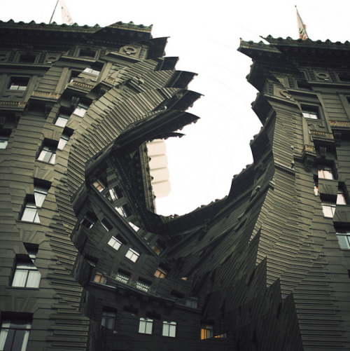 cjwho:  Hypnotically Twisting Architecture ~ http://bit.ly/oAOCV3 