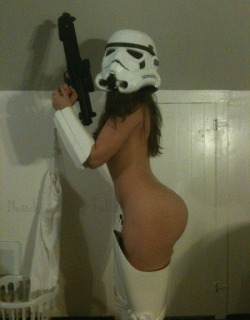 nerdyndirty:  Nothing is better then a female who loves Star Wars. Halloween came early