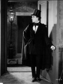 the-asphalt-jungle:  John Barrymore in a publicity photo for Dr. Jekyll and Mr. Hyde (1920)   Kiedyś postacie w horrorach jakieś takie bardziej były stylowe.