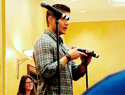 deansbootyjams:  mishasbootyjams:  percyspanda:  tea-tears-and-bbc:  bookwormstache:  thatstheriddle:  Oh, I have a new favourite thing.  Its like the mic fainted  it’s like the mic realised who was holding it and couldn’t handle itself  Jensen’s