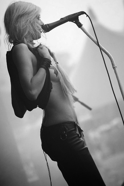 lipsticklesbians909:  stage presence is good 