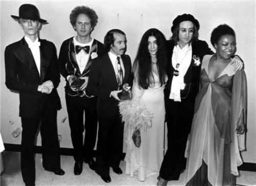 poeiraefemera: chiveta:David Bowie, Art Garfunkel, Paul Simon, Yoko Ono, John Lennon &amp; Rober