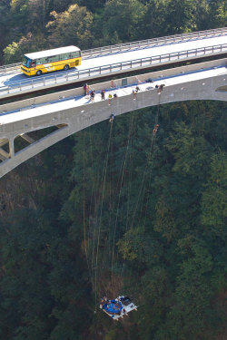 wnfeliz:  laughingsquid:  Extreme Hot Tubbing, A Jaccuzi Suspended From 600 Foot High Bridge  BUT, WHY?! 