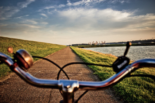 ohhellojesica:  Cycling by Pasutha-boz on Flickr.