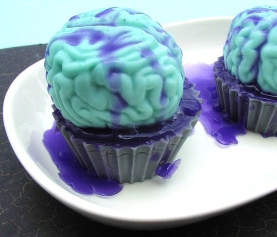 thisismylifebitches:  studdedfl0wers:  brain cupcakes ♥  HALLOWEEN CUPCAKES !