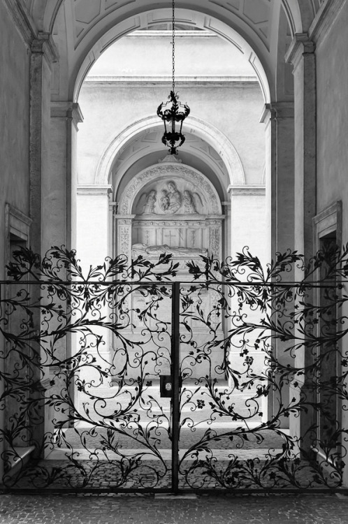 birdcagewalk:  confinedlight:Palazzo Gate, Rome, Italy