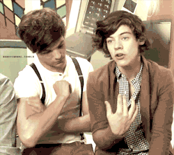  Louis: Oh yeahhh, look at my muscles mm